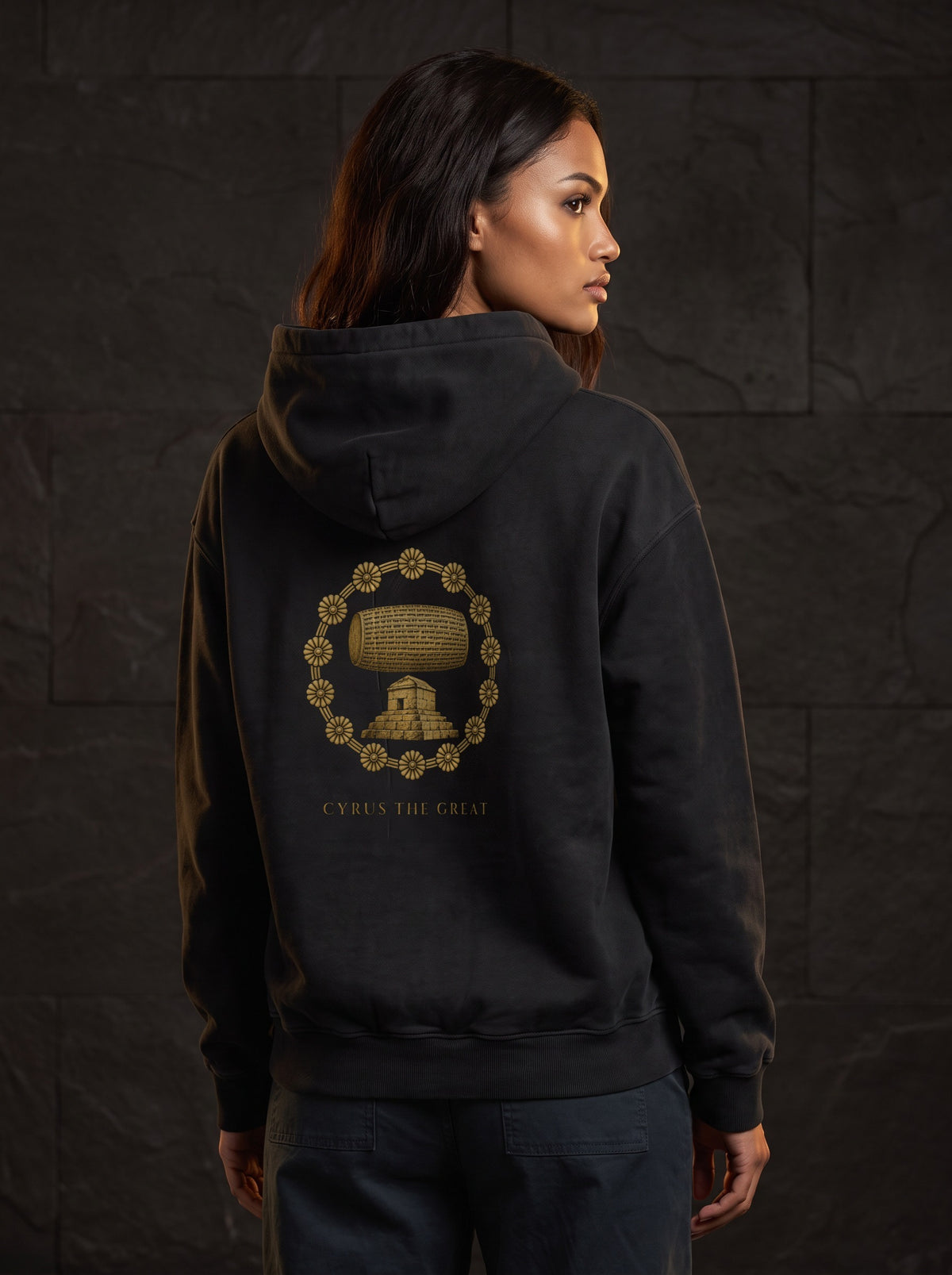 Aryamehr Kyros der Große Hoodie schwarz, 440 g/m² Oversize – großer Rückendruck in Gold, getragen von einer Frau