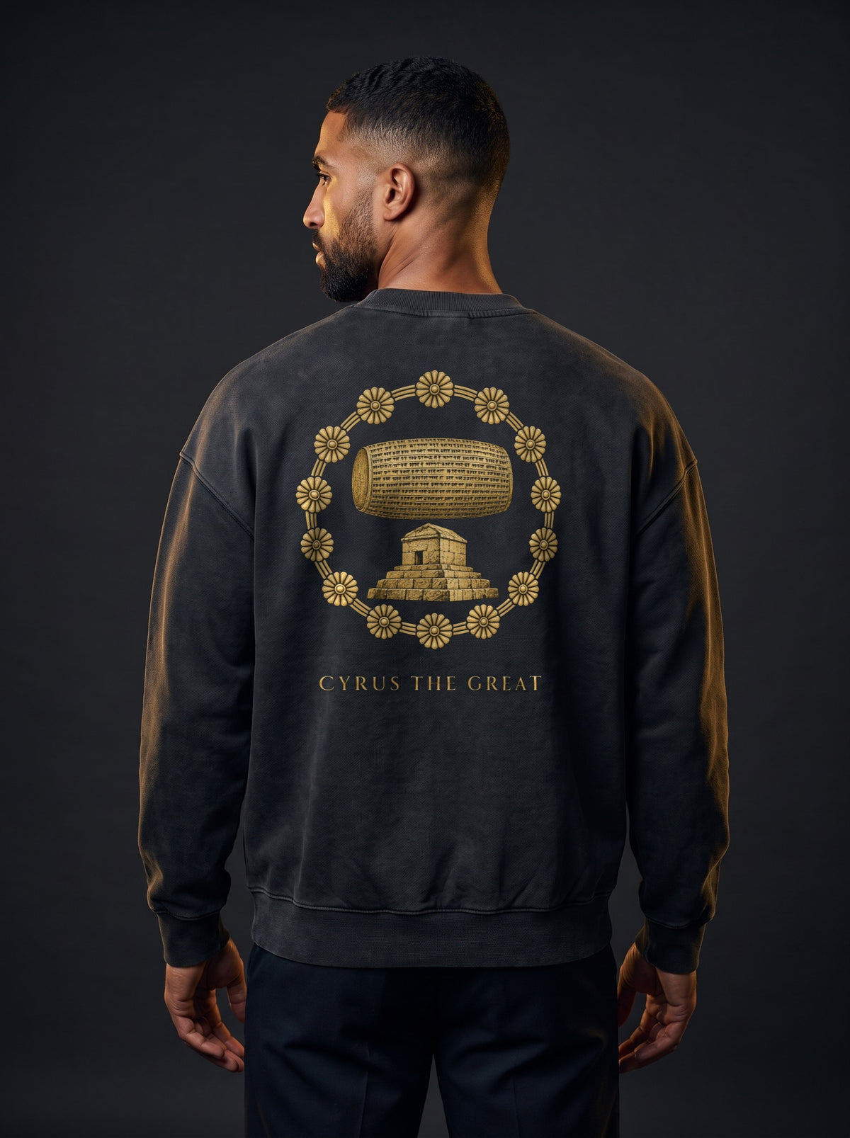 Aryamehr Kyros der Große Sweatshirt Faded Black, 440 g/m² Oversize – großer Rückendruck in Gold, getragen von einem Mann
