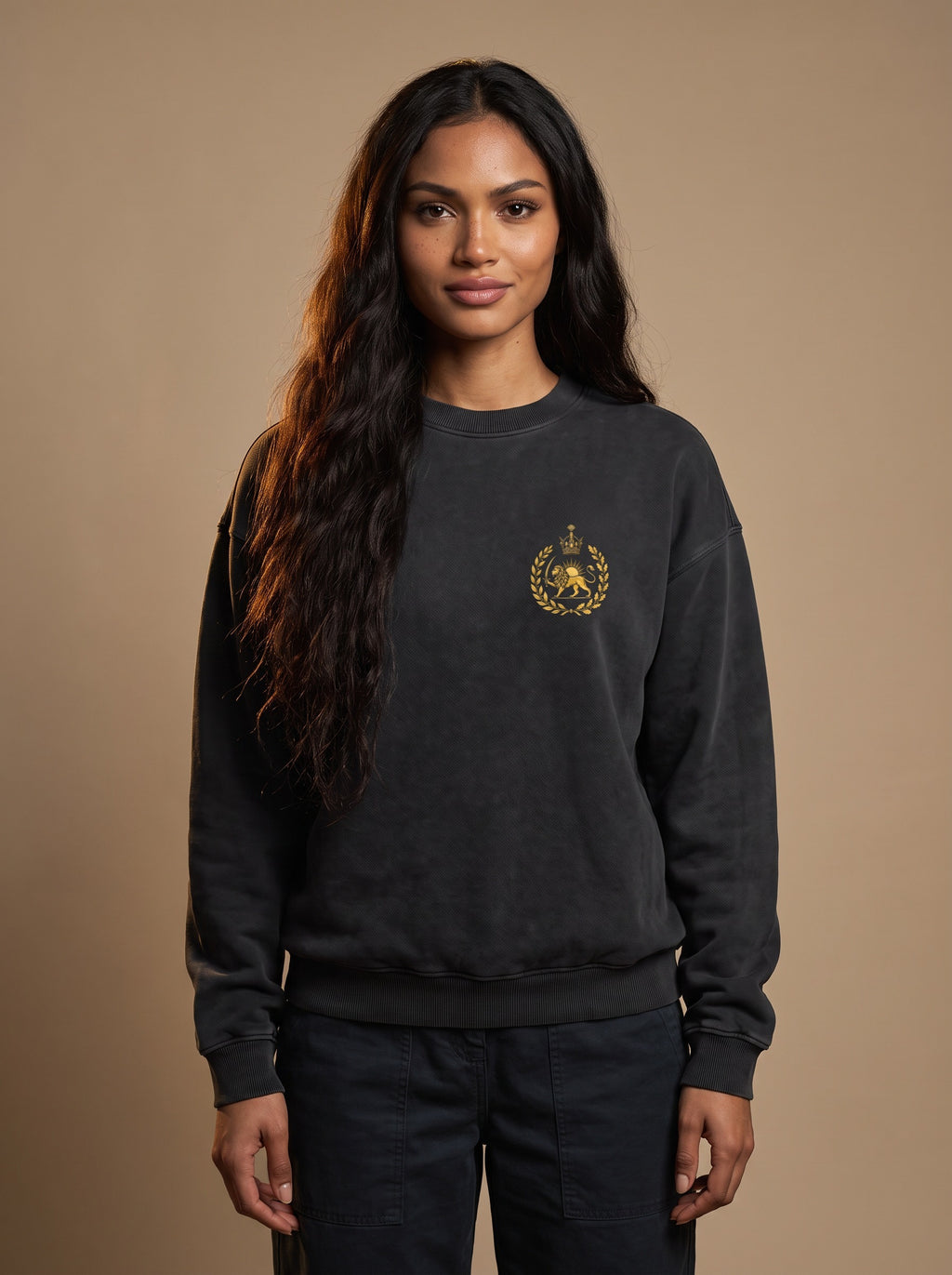 Aryamehr Kyros der Große Sweatshirt Faded Black – Vorderseite mit kleinem Löwe-und-Sonne-Brustmotiv, getragen von einer Frau