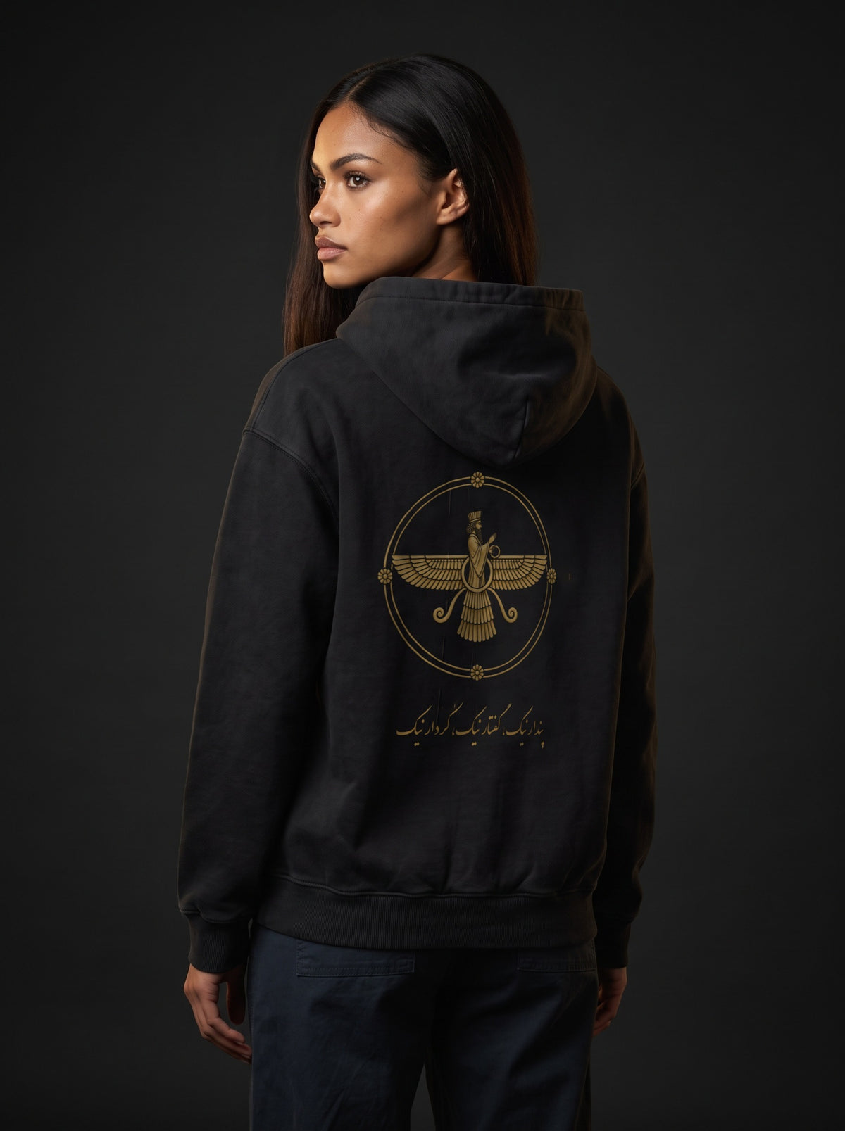 Aryamehr Faravahar Hoodie schwarz, 440 g/m² Oversize – großer Rückendruck in Gold, getragen von einer Frau