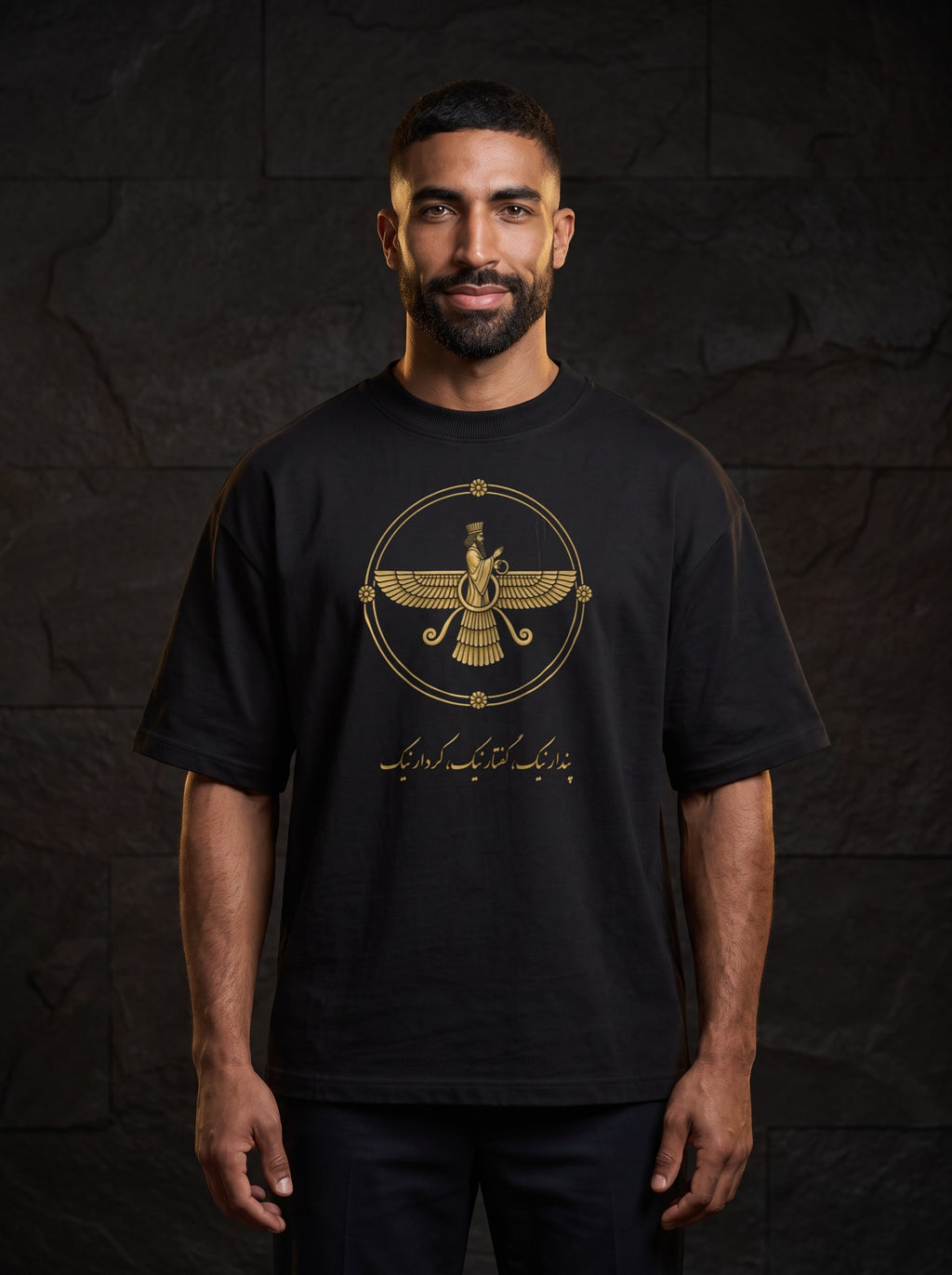 Aryamehr Faravahar T-Shirt schwarz, 425 g/m² Oversize – großer Frontdruck in Gold, getragen von einem Mann