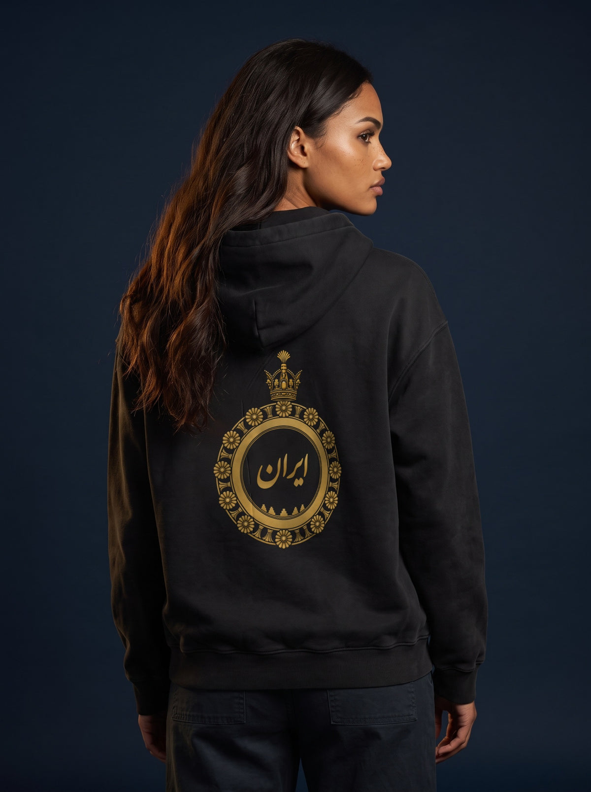 Aryamehr Iran Kalligrafie Hoodie schwarz, 440 g/m² Oversize – großer Rückendruck „ایران“ in Gold, getragen von einer Frau