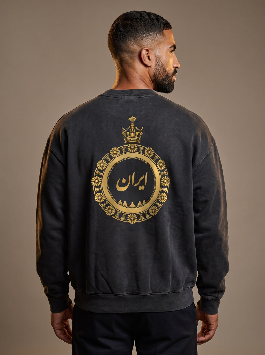 Aryamehr Iran Kalligrafie Sweatshirt Faded Black, Oversize – großer Rückendruck „ایران“ in Gold, getragen von einem Mann