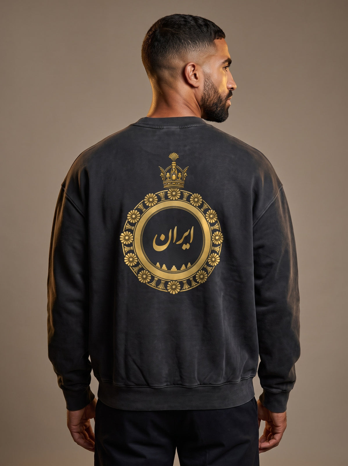 Aryamehr Iran Kalligrafie Sweatshirt Faded Black, Oversize – großer Rückendruck „ایران“ in Gold, getragen von einem Mann