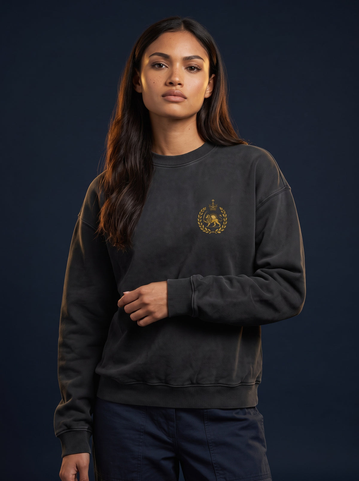 Aryamehr Iran Kalligrafie Sweatshirt Faded Black – Vorderseite mit kleinem Löwe-und-Sonne-Brustmotiv, getragen von einer Frau