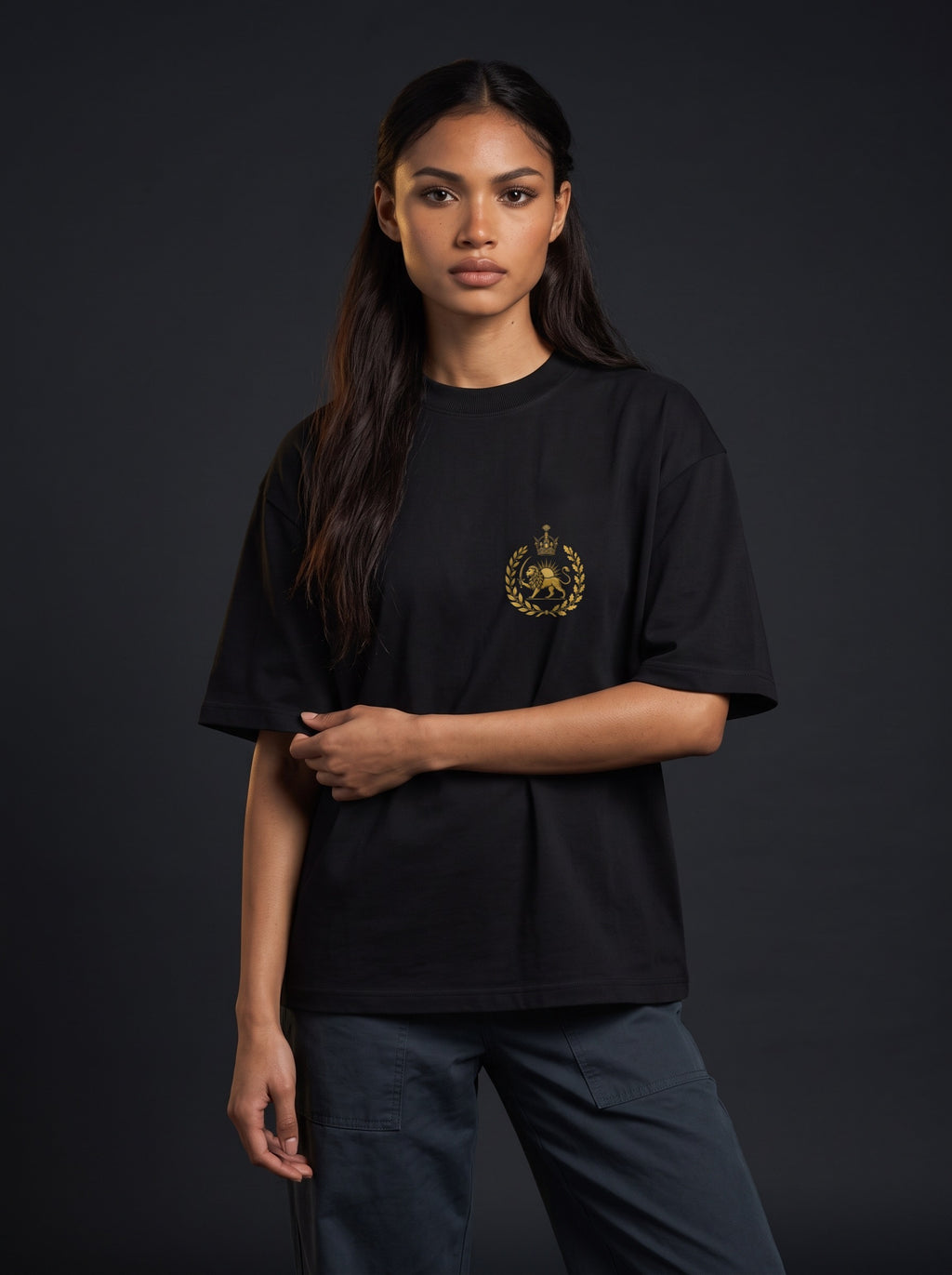 Aryamehr Iran Kalligrafie T-Shirt schwarz – Vorderseite mit kleinem Löwe-und-Sonne-Brustmotiv, getragen von einer Frau