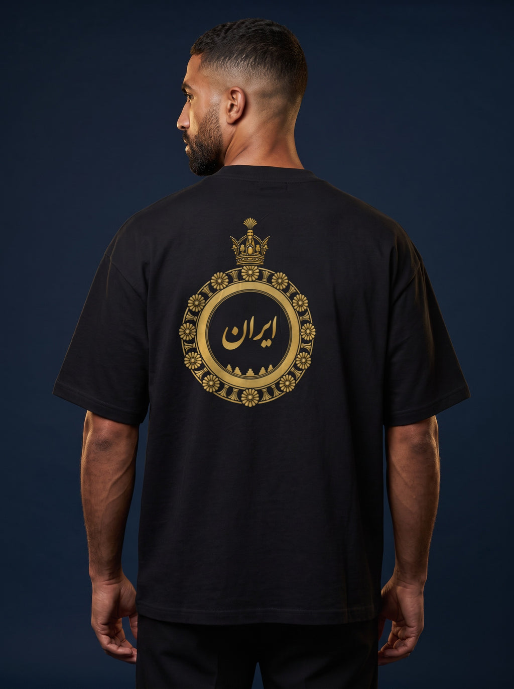 Aryamehr Iran Kalligrafie T-Shirt schwarz, 425 g/m² Oversize – großer Rückendruck „ایران“ in Gold, getragen von einem Mann