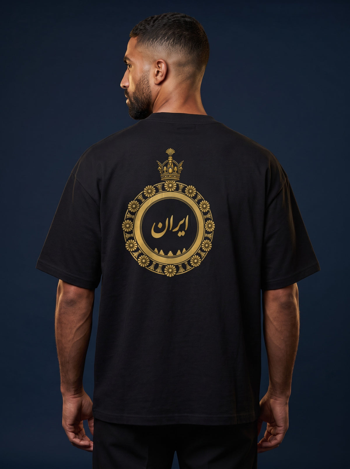 Aryamehr Iran Kalligrafie T-Shirt schwarz, 425 g/m² Oversize – großer Rückendruck „ایران“ in Gold, getragen von einem Mann