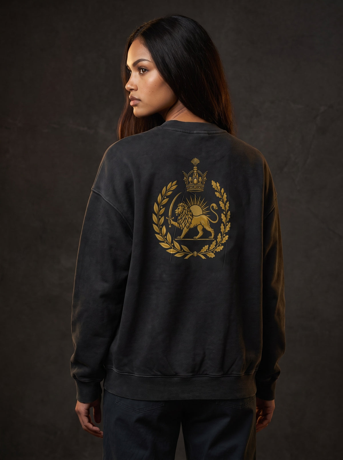 Aryamehr Löwe und Sonne Sweatshirt Faded Black, 440 g/m² Oversize – großer Rückendruck in Gold, getragen von einer Frau