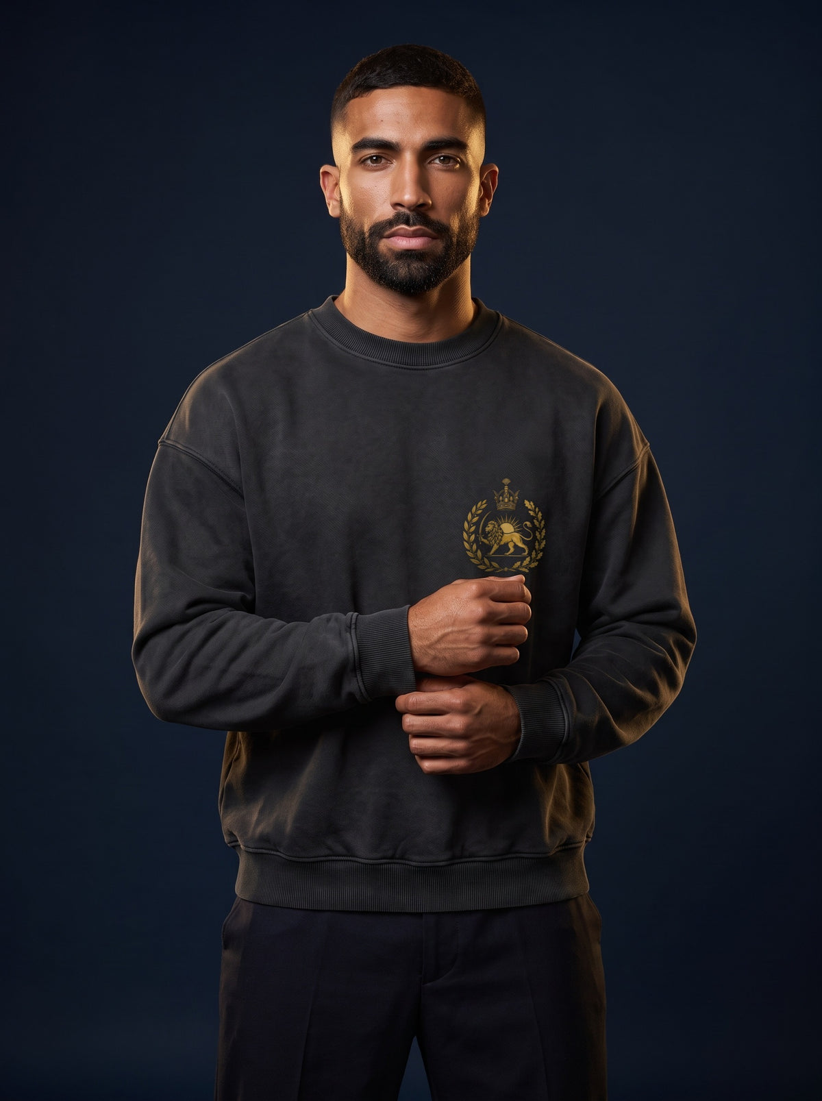 Aryamehr Löwe und Sonne Sweatshirt Faded Black – Vorderseite mit kleinem Löwe-und-Sonne-Brustmotiv, getragen von einem Mann