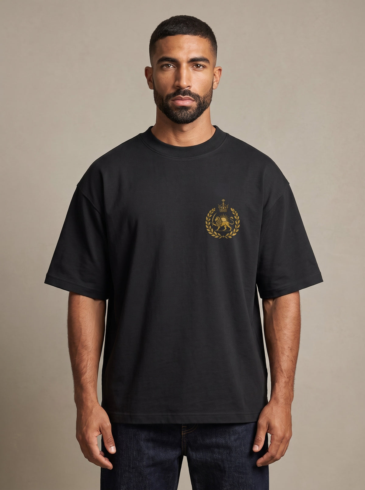 Aryamehr Löwe und Sonne T-Shirt schwarz – Vorderseite mit kleinem Löwe-und-Sonne-Brustmotiv, getragen von einem Mann