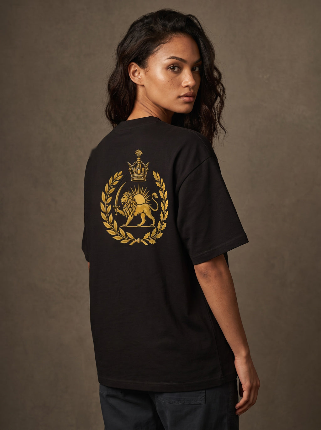 Aryamehr Löwe und Sonne T-Shirt schwarz, 425 g/m² Oversize – großer Rückendruck in Gold, getragen von einer Frau