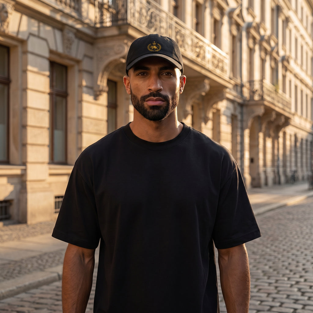 Aryamehr Löwe und Sonne Dad Hat schwarz, getragen, Lifestyle-Foto mit goldfarbenem Crest