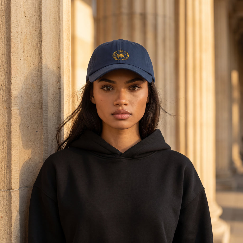 Aryamehr Löwe und Sonne Dad Hat Navy, getragen, Lifestyle-Foto mit goldfarbenem Crest