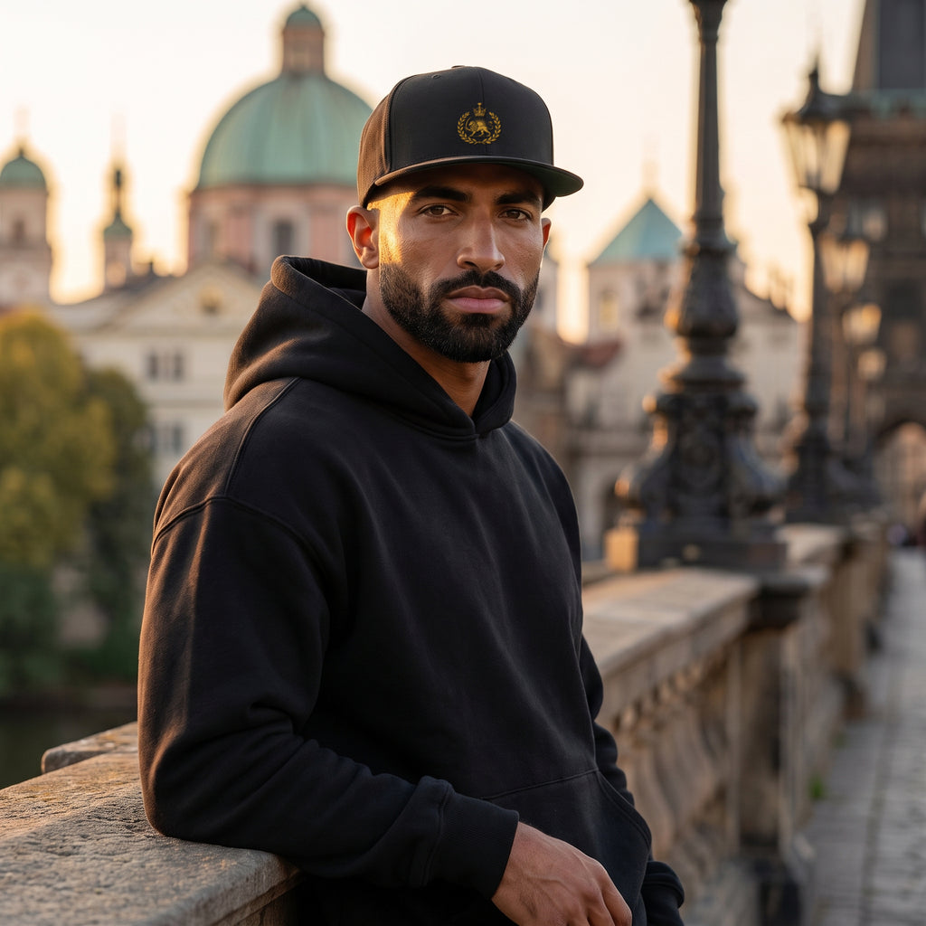 Aryamehr Löwe und Sonne Snapback Cap schwarz, getragen, Lifestyle-Foto mit goldfarbenem Crest