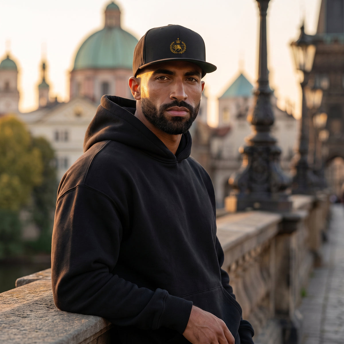 Aryamehr Löwe und Sonne Snapback Cap schwarz, getragen, Lifestyle-Foto mit goldfarbenem Crest