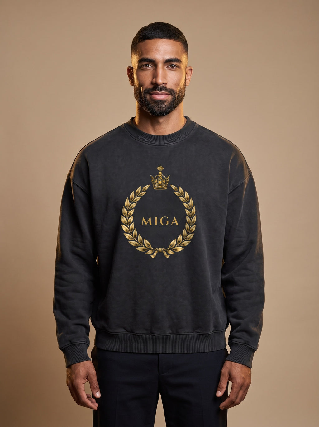 Aryamehr MIGA Sweatshirt Faded Black, 440 g/m² Oversize – großer Frontdruck in Gold, getragen von einem Mann