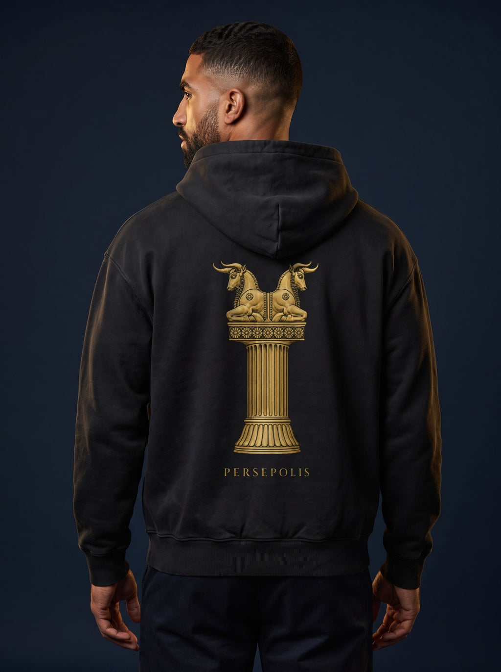 Aryamehr Persepolis Hoodie schwarz, 440 g/m² Oversize – großer Rückendruck in Gold, getragen von einem Mann