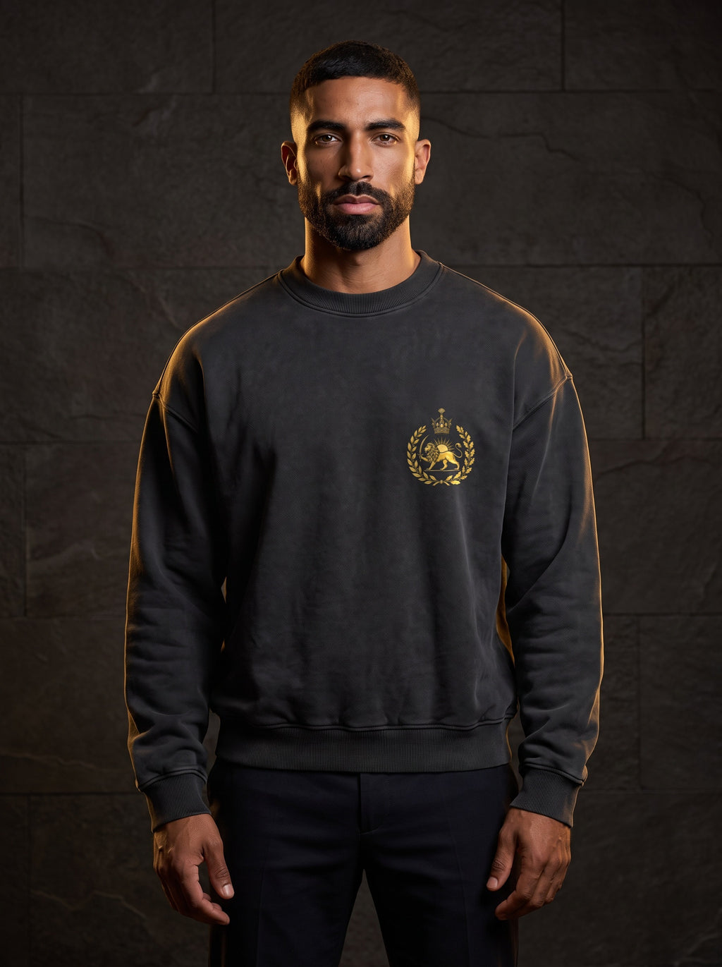 Aryamehr Persepolis Sweatshirt Faded Black – Vorderseite mit kleinem Löwe-und-Sonne-Brustmotiv, getragen von einem Mann