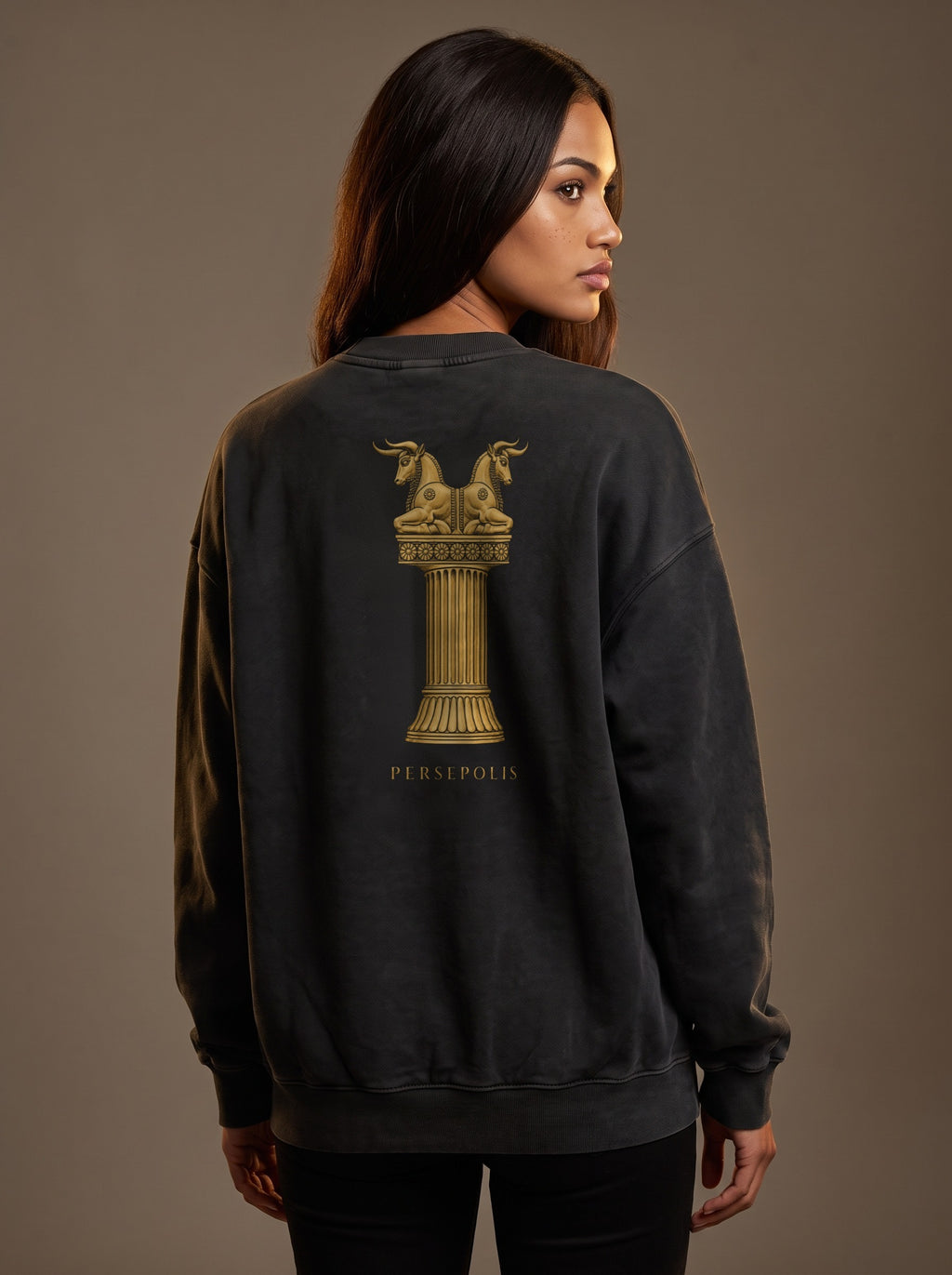 Aryamehr Persepolis Sweatshirt Faded Black, 440 g/m² Oversize – großer Rückendruck in Gold, getragen von einer Frau