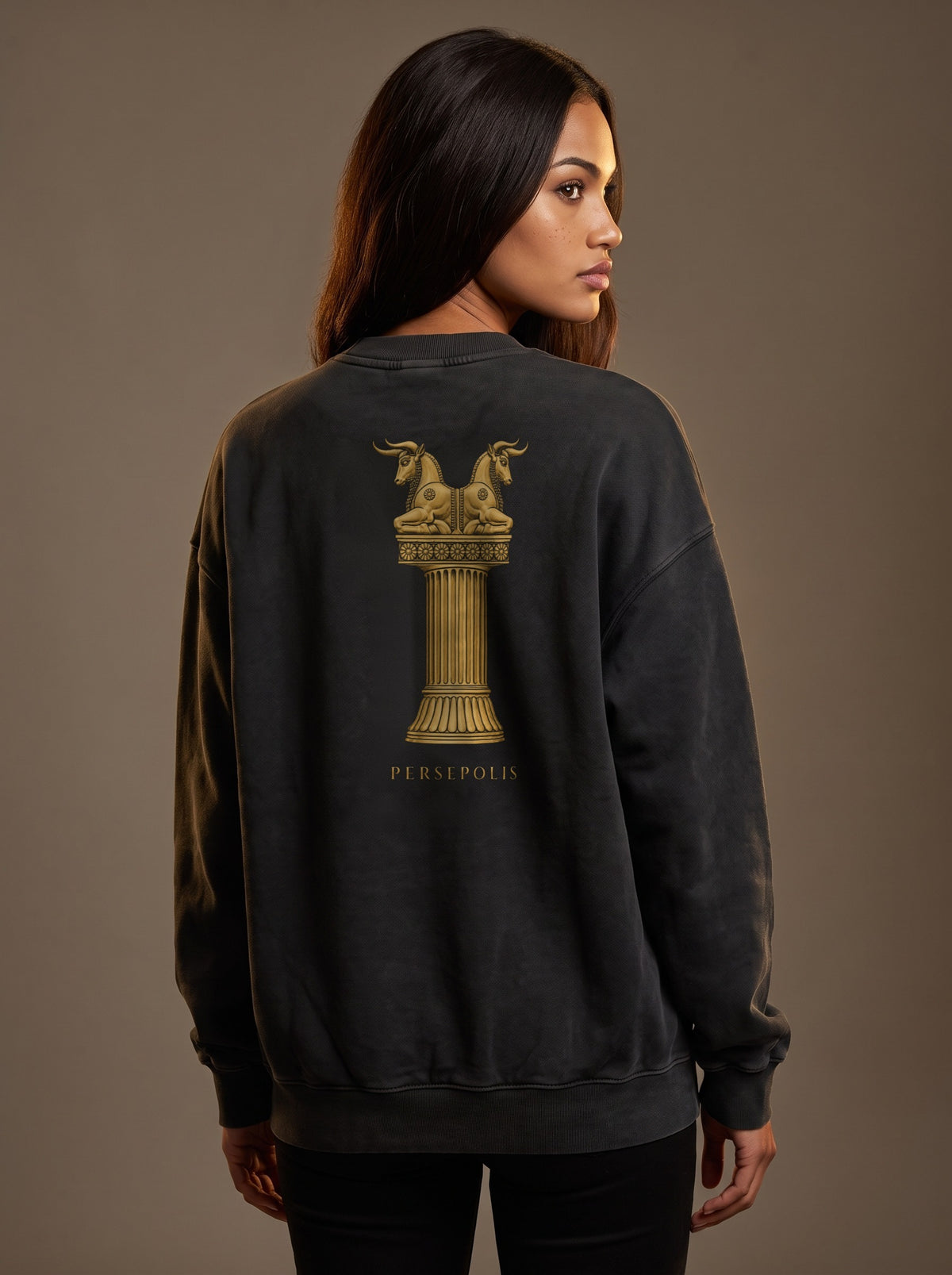 Aryamehr Persepolis Sweatshirt Faded Black, 440 g/m² Oversize – großer Rückendruck in Gold, getragen von einer Frau