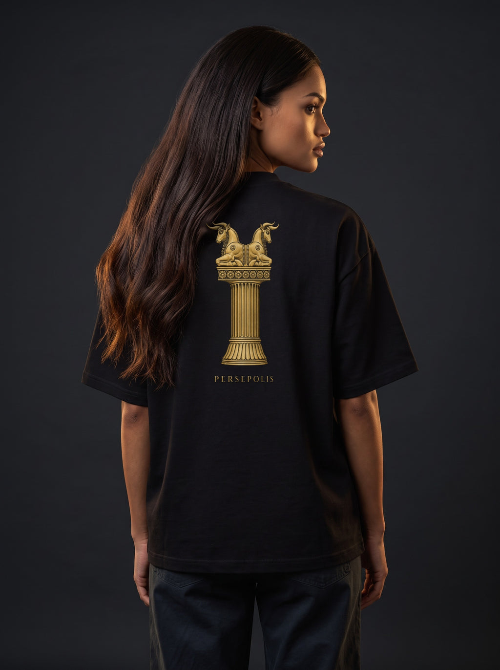 Aryamehr Persepolis T-Shirt schwarz, 425 g/m² Oversize – großer Rückendruck in Gold, getragen von einer Frau