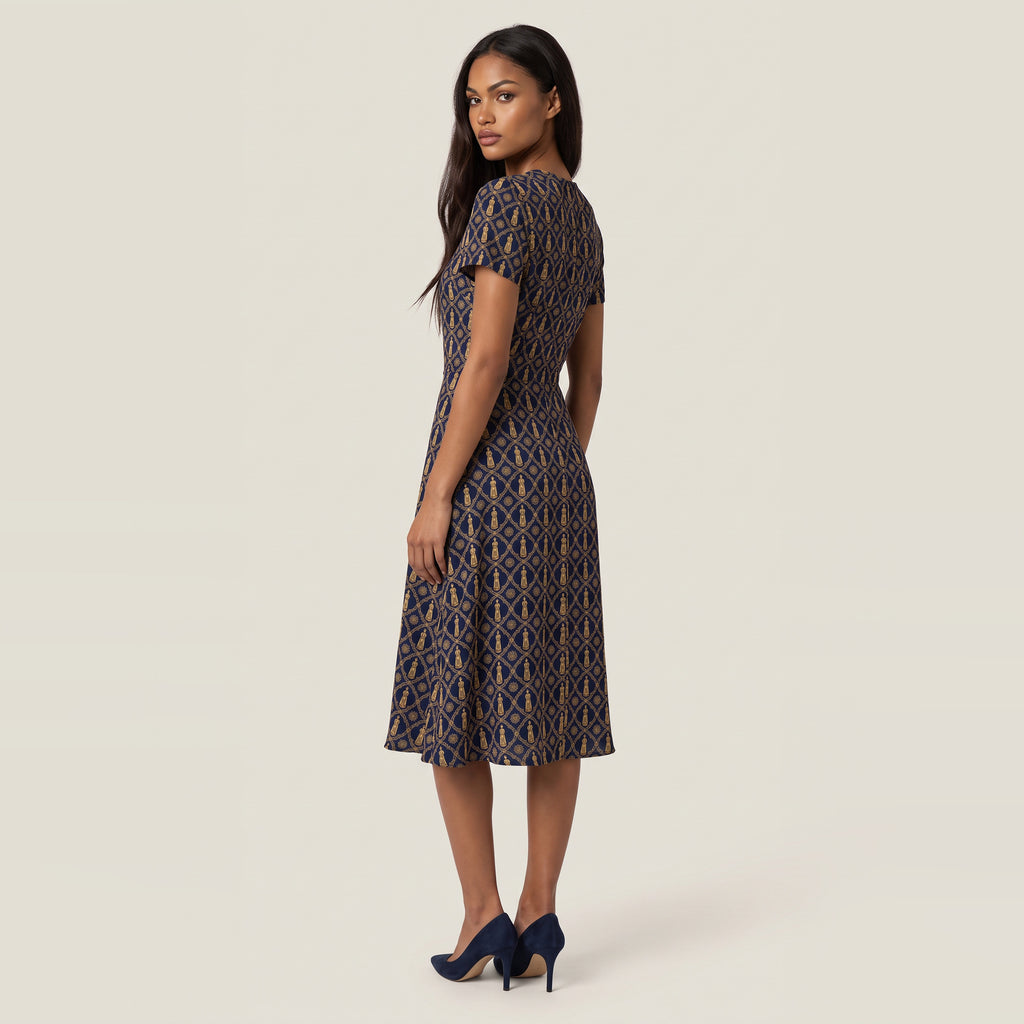 Aryamehr Empress Volant-Teekleid aus Seidensatin – Marine & Gold